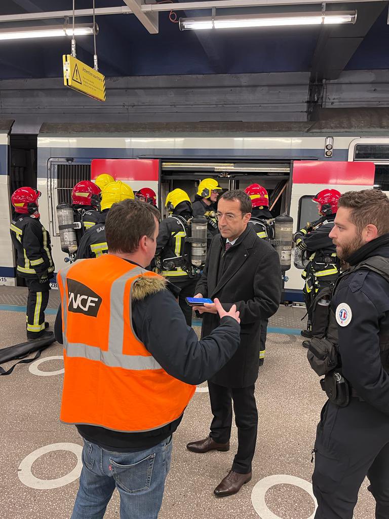Prefet95's tweet photo. 🚨 #incendie | Retour en images de l’intervention en gare de Cergy-Préfecture cet après-midi pour un dégagement de fumée suite à un problème électrique dans une rame. 

✅ Thomas Fourgeot, directeur de cabinet de @prefet95, s’est rendu sur place aux côtés des pompiers du @Sdis_95, de @PoliceNat95 et du personnel de @SNCFReseau 

🙏 Merci à l’ensemble des agents, des pompiers et policiers présents pour assurer votre sécurité et rétablir au plus vite le trafic.