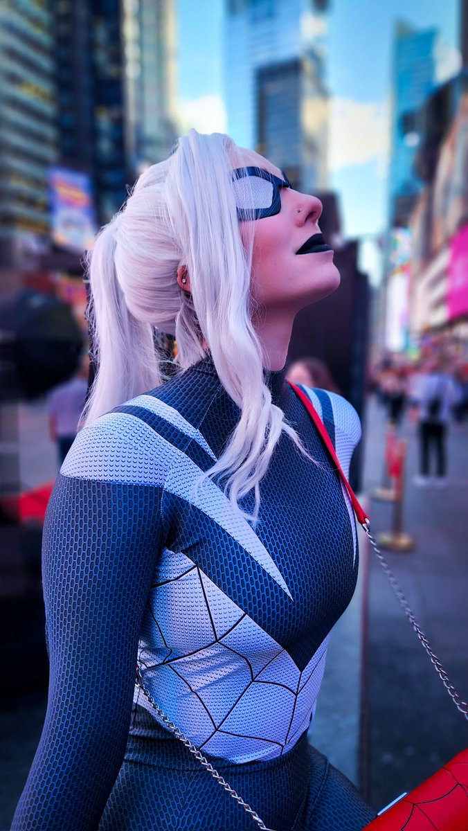 Still over the moon that I finally got to debut Night Spider (designed by @kristaferanka) at @NY_Comic_Con 🫶🏻 @MarvelStudios @MarvelStudios @SpiderMan #FeliciaHardy #NightSpider #SpiderMan2PS5 #Spiderman