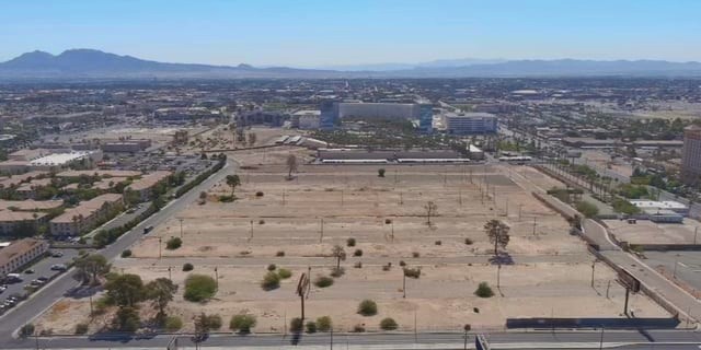 LasVegasLocally's tweet photo. Las Vegas has some of the best construction workers in the world https://t.co/IRACvLI1qi