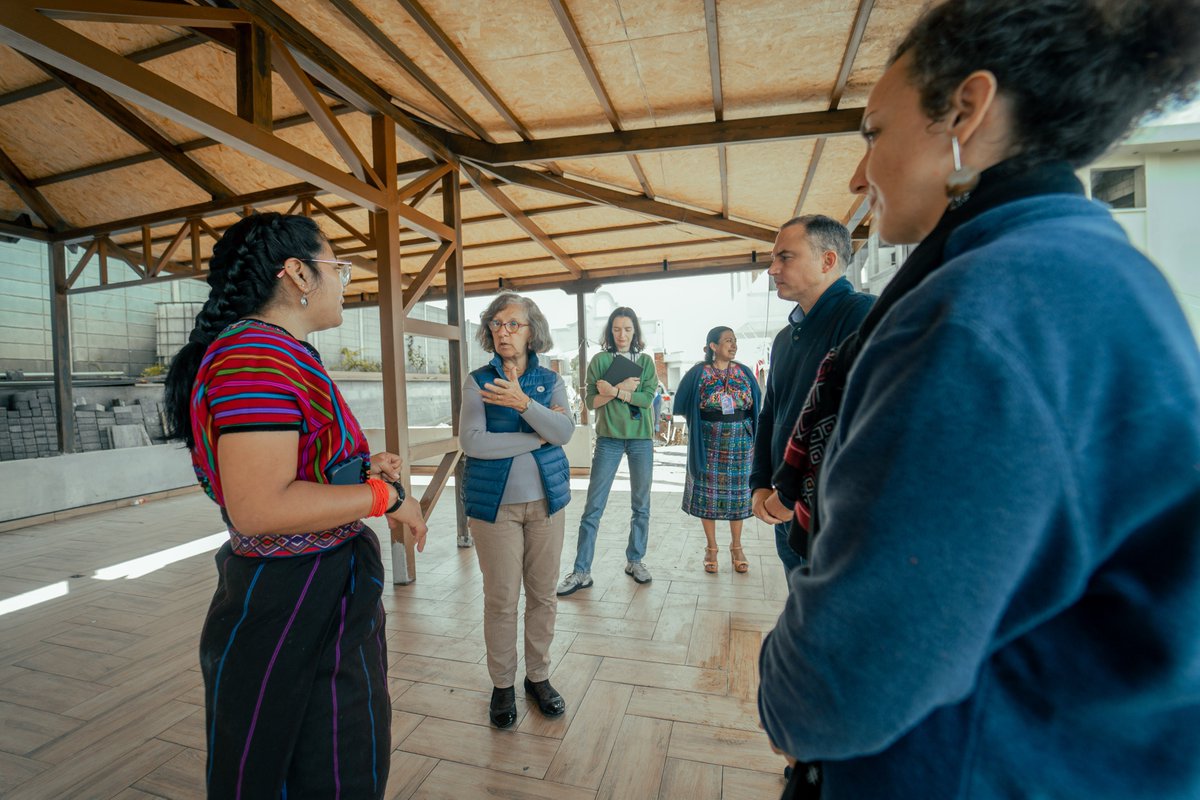 afedesac's tweet photo. Mujeres de Afedes y el Movimiento Nacional de Tejedoras Ruchajixik ri qana’ojbäl conjuntamente a la 𝐄𝐦𝐛𝐚𝐣𝐚𝐝𝐚 𝐝𝐞 𝐅𝐫𝐚𝐧𝐜𝐢𝐚  clausuramos el proyecto “Tejer Juntas" que se llevó a cabo con mujeres mayas tejedoras durante 4 días. https://t.co/U2ijapNuik