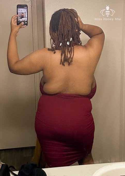 Personally no bra feels SOOOOO much better but I&rsquo;m sooooo insecure about my back rolls 😭 and I&rsquo;m giving<a href="/tag/bigboobs"class="tags"><span>#bigboobs</span></a><a href="/tag/hugetits"class="tags"><span>#hugetits</span></a>