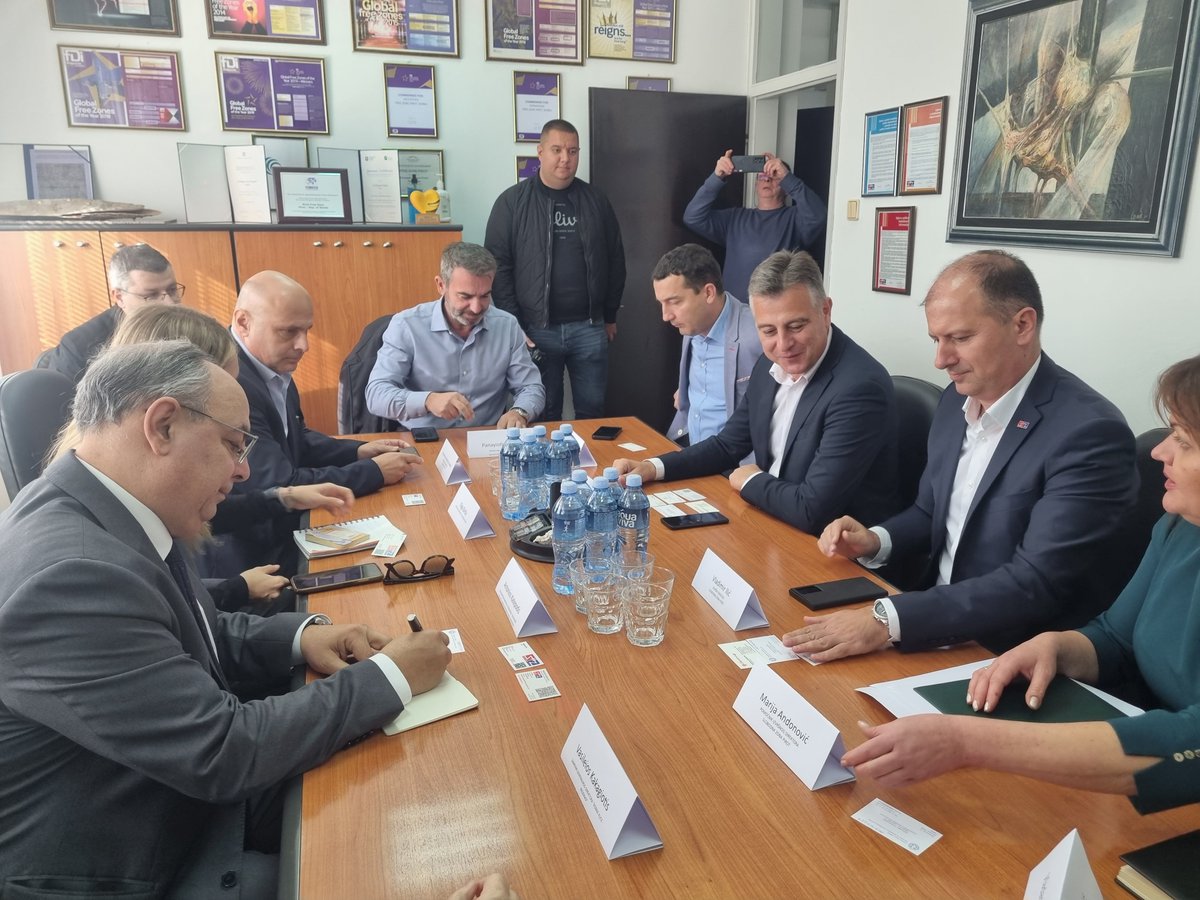 Predstavnici Ambasade Grčke na čelu sa gospodinom Antonios Katepodisom i zainteresovanim predstavnicima Grčkih kompanija koje posluju u Srbiji poseliti Gradsku upravu Pirot a zatim obišli Slobodnu zonu Pirot

freezonepirot.com/sr/akt-2023-08…