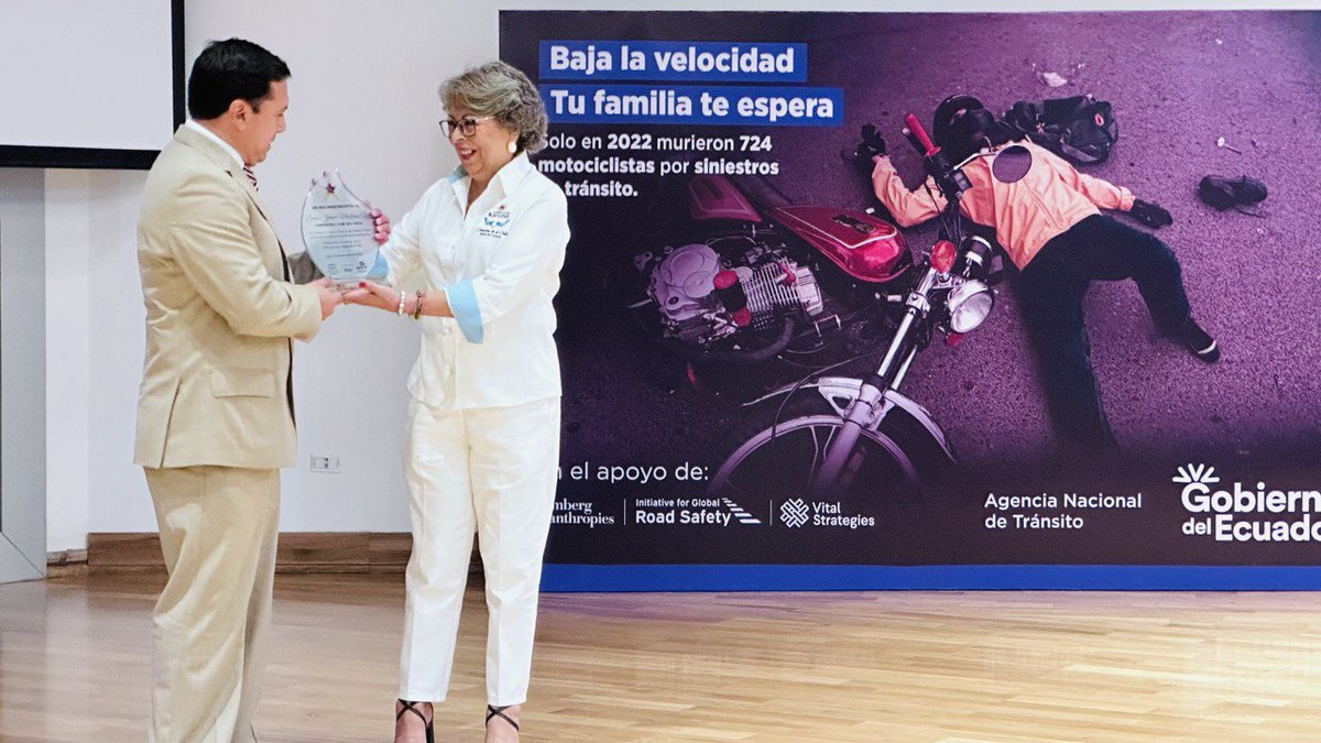 <a href="/CAVICEC/">CORAZONES EN EL CIELO</a> Como parte del evento, se entregó la placa de la "Estrella de la Seguridad Vial" a los representantes de las escuelas de conducción del Sindicato de Choferes Profesionales de Pichincha y <a href="/AnetaEC/">Aneta</a> y de las operadoras de transporte <a href="/teisaec/">Transesmeraldas</a> y Flor del Valle.