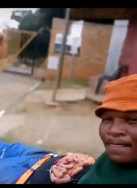 Man’s NOT Barry Roux tweet media