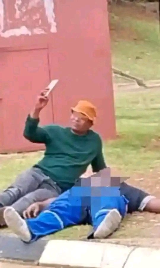 Man’s NOT Barry Roux tweet media