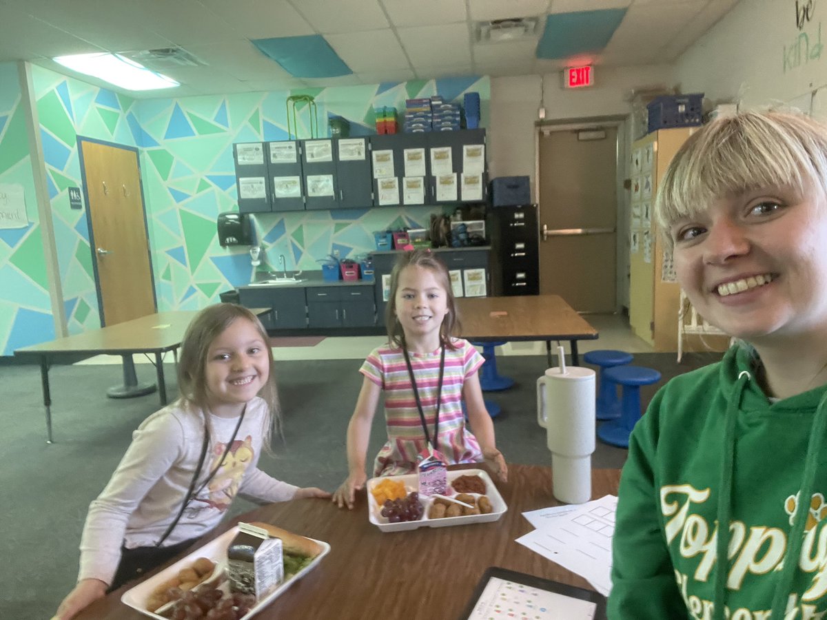 Friday Lunch Bunch is all smiles today! These students spent 100 bravos to get to eat with me! <a href="/NKCSchools/">NKC Schools</a> <a href="/ToppingBulldogs/">Topping Elementary</a>