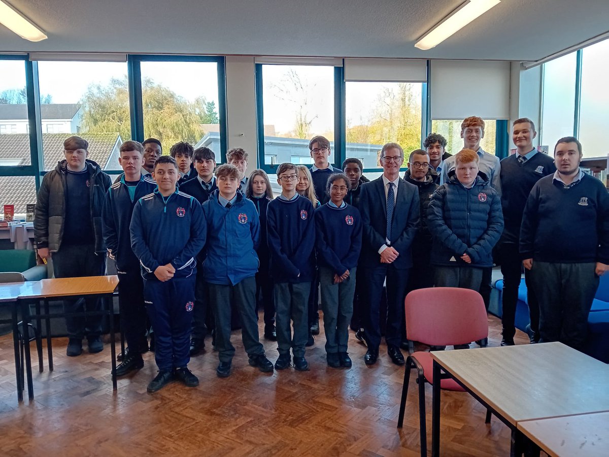 Billy Lynch from <a href="/ERSTIRELAND/">ERST</a>  visiting  our very busy Student Council today with exciting news of the Laudato Si' Unity project  which will see our  Council working with @gcmhuirea, <a href="/ColaisteRisDlk/">Coláiste Rís Dundalk</a>  and Colegio Cardenal Newman , Argentina.  We are very excited!