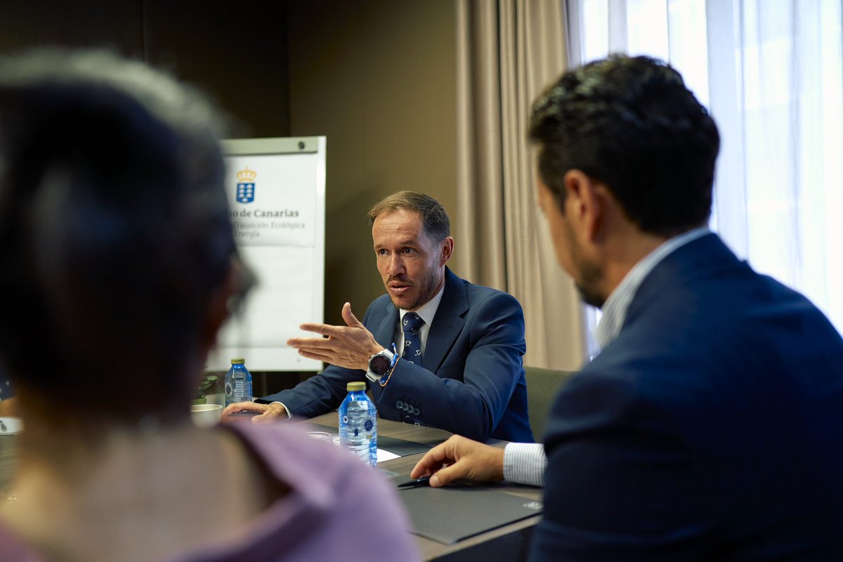 EcologicaGobCan's tweet photo. 👉🏼📰  @marianohzapata, junto a parte de su equipo, organiza un encuentro con periodistas de medios de comunicación en Gran Canaria  a los que expuso algunas de las líneas estratégicas de la Consejería para esta legislatura. ¡Gracias  por asistir!  #ecologicagobcan #comunicación https://t.co/VoBH43yjgv