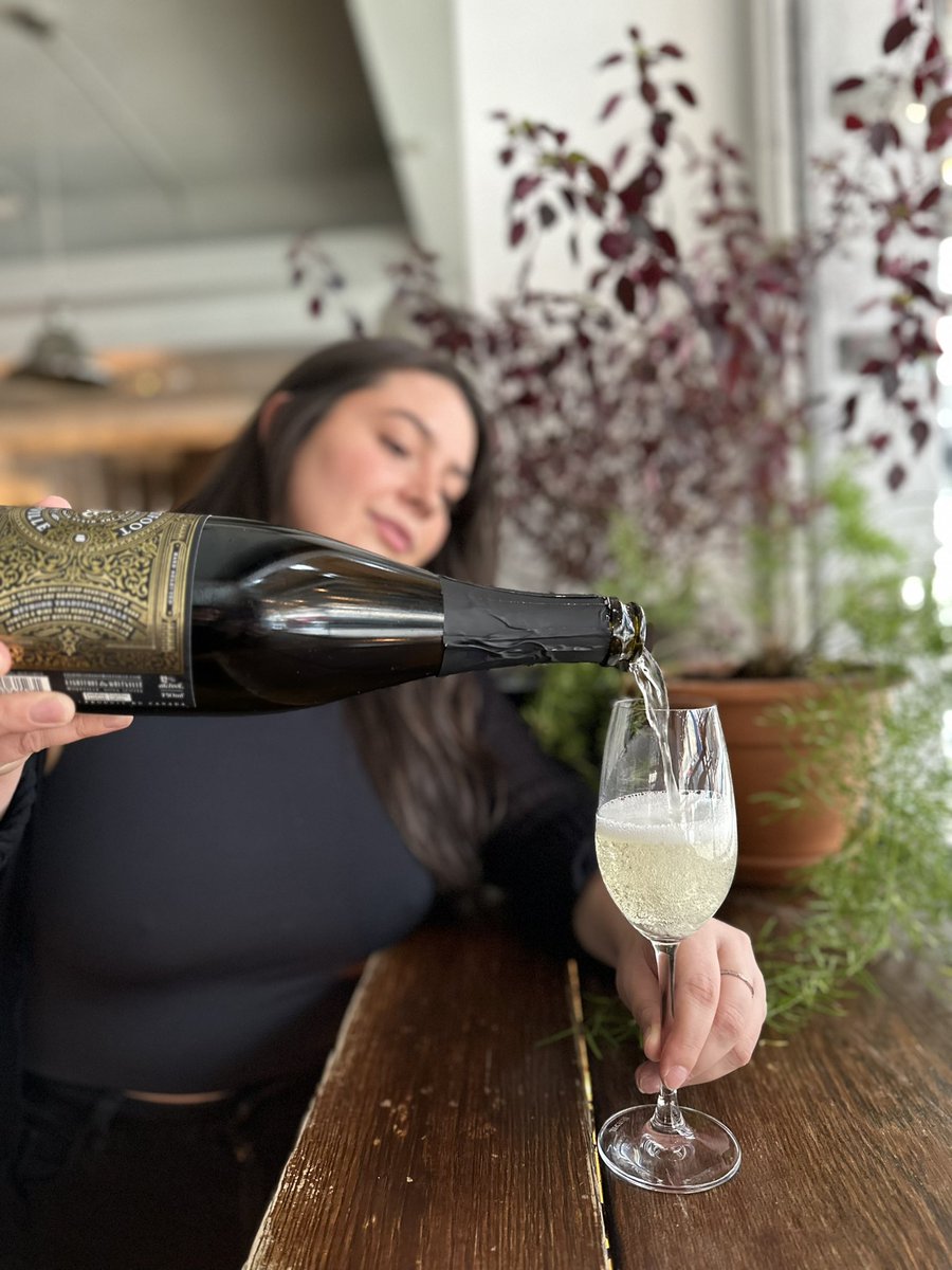 ObladeeWineBar's tweet photo. Kick off your wkend w/ a glass of @lwwines 2018 Brut! 🥂2018 was the year of the June frost which killed many buds &amp; vines 🌱 This is made w/ 100% Chardonnay in the Trad Method, aged 46 mos on lees ✨ Think: lemon pie, crushed stone &amp; roasted nuts &amp; lively bubbles! Delish! 👌🏼 https://t.co/zuIcHRXIOr