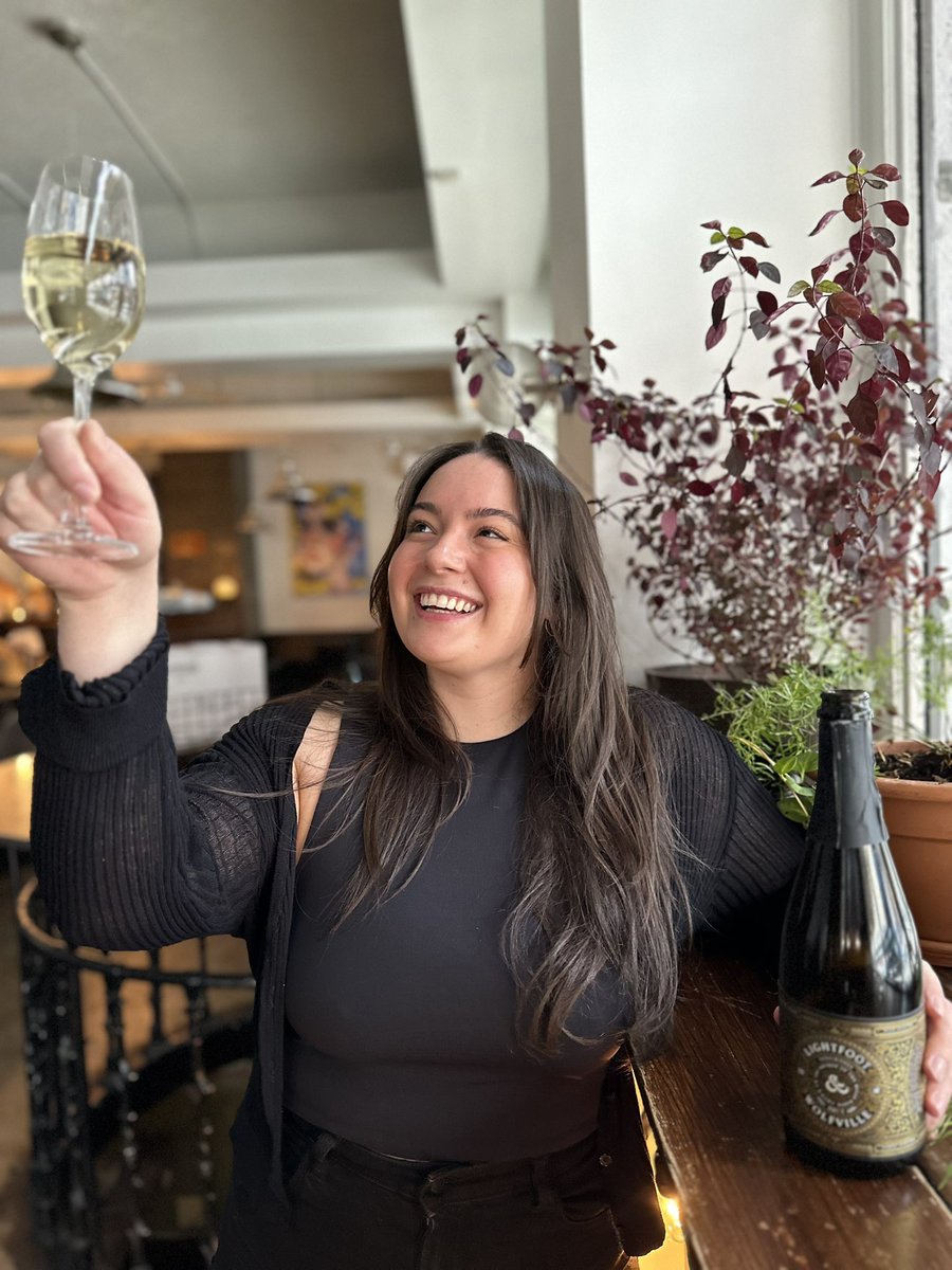 ObladeeWineBar's tweet photo. Kick off your wkend w/ a glass of @lwwines 2018 Brut! 🥂2018 was the year of the June frost which killed many buds &amp; vines 🌱 This is made w/ 100% Chardonnay in the Trad Method, aged 46 mos on lees ✨ Think: lemon pie, crushed stone &amp; roasted nuts &amp; lively bubbles! Delish! 👌🏼 https://t.co/zuIcHRXIOr