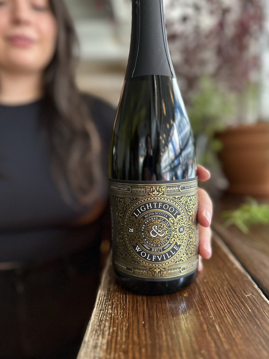 ObladeeWineBar's tweet photo. Kick off your wkend w/ a glass of @lwwines 2018 Brut! 🥂2018 was the year of the June frost which killed many buds &amp; vines 🌱 This is made w/ 100% Chardonnay in the Trad Method, aged 46 mos on lees ✨ Think: lemon pie, crushed stone &amp; roasted nuts &amp; lively bubbles! Delish! 👌🏼 https://t.co/zuIcHRXIOr