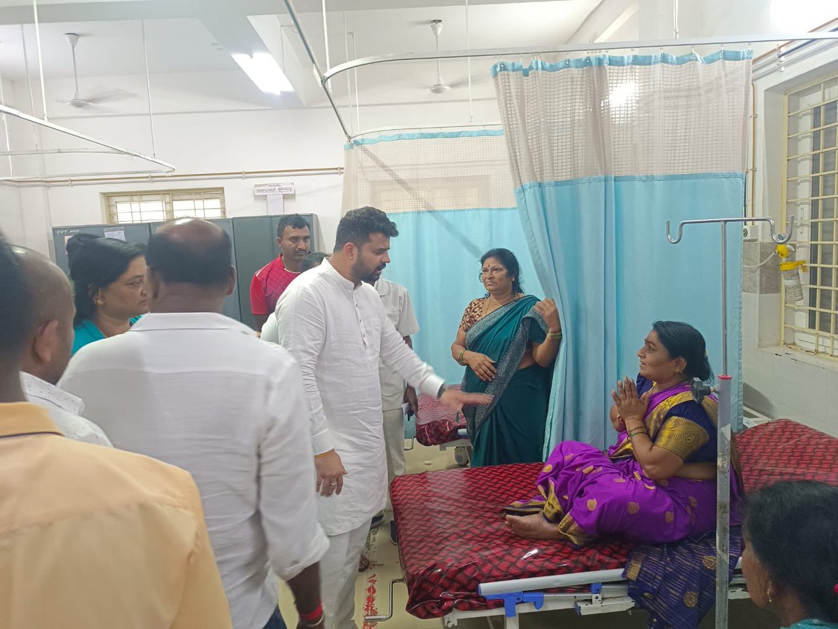 iPrajwalRevanna's tweet photo. ತಾಯಿ ಹಾಸನಾಂಬೆ ದರ್ಶನ ಪಡೆಯಲು ಸರತಿ ಸಾಲಿನಲ್ಲಿ ನಿಂತಿದ್ದ ಭಕ್ತಾದಿಗಳಿಗೆ ವಿದ್ಯುತ್ ಸ್ಪರ್ಶ ಉಂಟಾಗಿದ್ದು, ಇದರಿಂದ ನೂಕುನುಗ್ಗಲಾಗಿ ಕೆಲವರು ಅಸ್ವಸ್ಥರಾಗಿ ಗಾಯಗೊಂಡಿದ್ದರು. 

ಈ ಸಂದರ್ಭದಲ್ಲಿ  ಗಾಯಗೊಂಡು ಜಿಲ್ಲಾಸ್ಪತ್ರೆಯಲ್ಲಿ ಚಿಕಿತ್ಸೆ ಪಡೆಯುತ್ತಿರುವವರನ್ನು ಭೇಟಿ ಮಾಡಿ ಆರೋಗ್ಯ ವಿಚಾರಿಸಿದೆ. 1/2 https://t.co/M2pLDMkNph