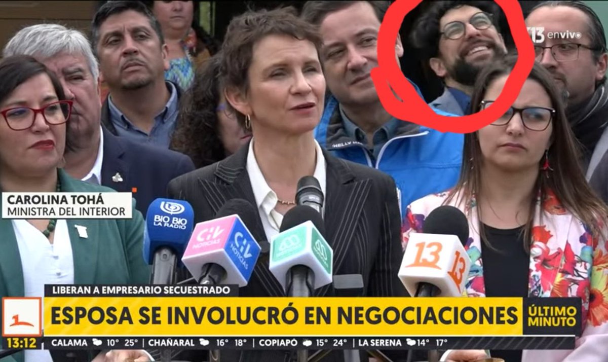 Necesitamos identificar al weón que se está riendo atrás. 
Cualquier dato se agradece.