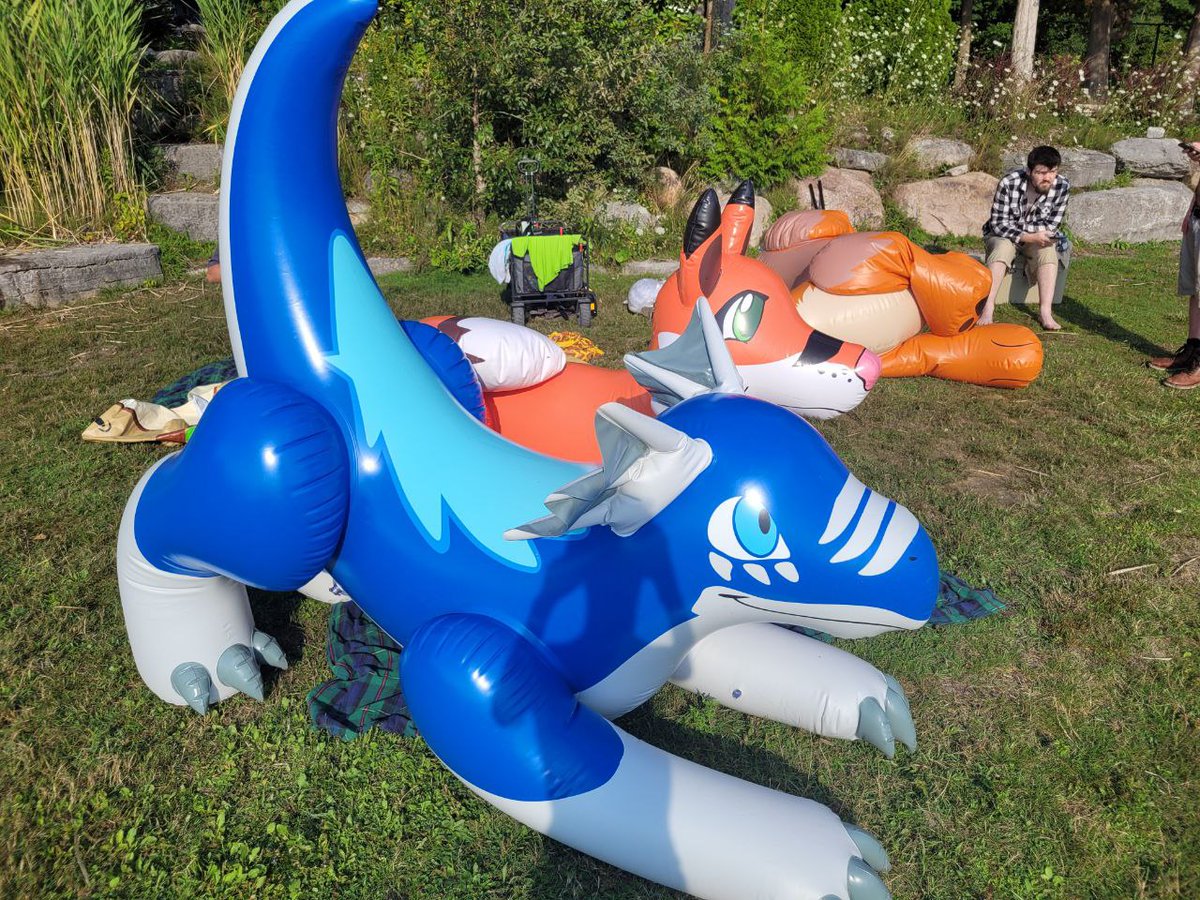EclipseDurr's tweet image. Relisting my Gen 2 Aaron, seller backed out after paying :/ 

Condition is good, no leaks. Small patch on front leg from a pinhole leak, ears are reinforced. 

Need 1800usd, will take payment plan as long as 50% is up front and is paid off in a month

I really need the money x.x