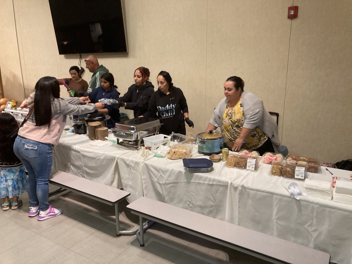 We had an amazing turnout at our Fall Festival last night. Thank you Bayside PTA for all your hard work putting this event together.<a href="/kyletgriffith/">Kyle Griffith</a> <a href="/SBUSD_NEWS/">SBUSD NEWS</a> <a href="/Supt_SBUSD/">Jose A. Espinoza</a> #levelupSBUSD