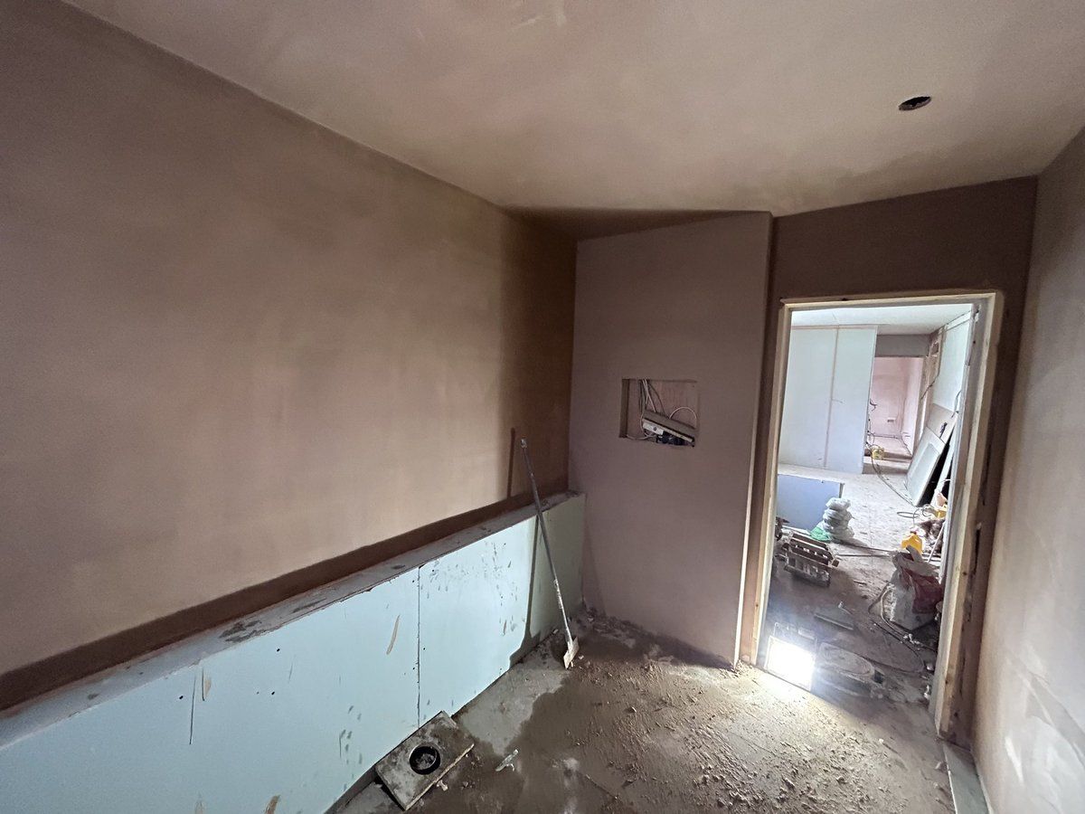🛎️UPDATE🛎️

• What a week this week has been … the team have worked hard this week by finishing the last 2 remaining bedrooms , en-suites and cupboards upstairs  ready for the next stage of painting and we have done just that!