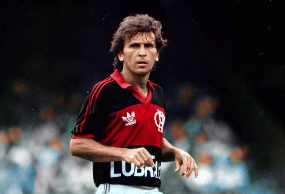 Noitedecopa's tweet photo. 🔴⚫️ UMA VISÃO DIFERENTE DO ZICO, O MAIOR ÍDOLO DA HISTÓRIA DO FLAMENGO: 

O Noite de Copa apresenta mais um editorial histórico e detalhado, dessa vez sobre o galinho, ídolo supremo da nação rubro-negra e referência esportiva para vários atletas, jornalistas e historiadores.

A produção é exclusiva do nosso amigo Douglas Lyncoln (@dg_lyncoln) que representa e faz parte do nosso trabalho por aqui. Créditos totais à ele!

📰 O post será em Thread, narrado e escrito pelo autor, não fizemos alterações no texto. A leitura é longa então indicamos que salvem o post para ver quando tiverem tempo de sobra. Deixem o like!

𝘡𝘪𝘤𝘰, 𝘰 𝘫𝘰𝘨𝘢𝘥𝘰𝘳 𝘮𝘢𝘪𝘴 𝘴𝘶𝘣𝘦𝘴𝘵𝘪𝘮𝘢𝘥𝘰 𝘥𝘢 𝘩𝘪𝘴𝘵𝘰́𝘳𝘪𝘢?

Atualmente vejo o Zico sendo muito subestimado, com pessoas colocado-o MUITO abaixo de onde merece estar, comparando-o com jogadores que não chegam nem a metade do talento do Galo, como Rivaldo, Iniesta, De Bruyne, etc.

Nesse post eu vou tentar mostrar aos haters (ou talvez só desinformados) o porque de Zico estar, sim, entre os melhores da história.

Pra isso eu vou separar os tópicos dos argumentos em:

1) Completude geral (Total Player)
1.1) Finalização
1.2) Playmaking
1.3) Características técnicas
2) Polivalência
3) Pico, longevidade e fator decisivo
4) Dificuldade de enfrentamento
5) Seleção Brasileira
5.1) Copa do mundo de 1978
5.2) Copa América de 1979
5.3) Copa do Mundo de 1982
5.4) Copa do Mundo de 1986
6) Números
7) Resumo
📷 Extras

SEGUE O FIO (...)

📰 Noite de Copa | Dep. De Redação

#ZICO #Flamengo #Galinho #Gávea #NoiteDeCopa #RubroNegro #FIFA #Brasil #ZicoEditorial #CupNight #Fla #CRF