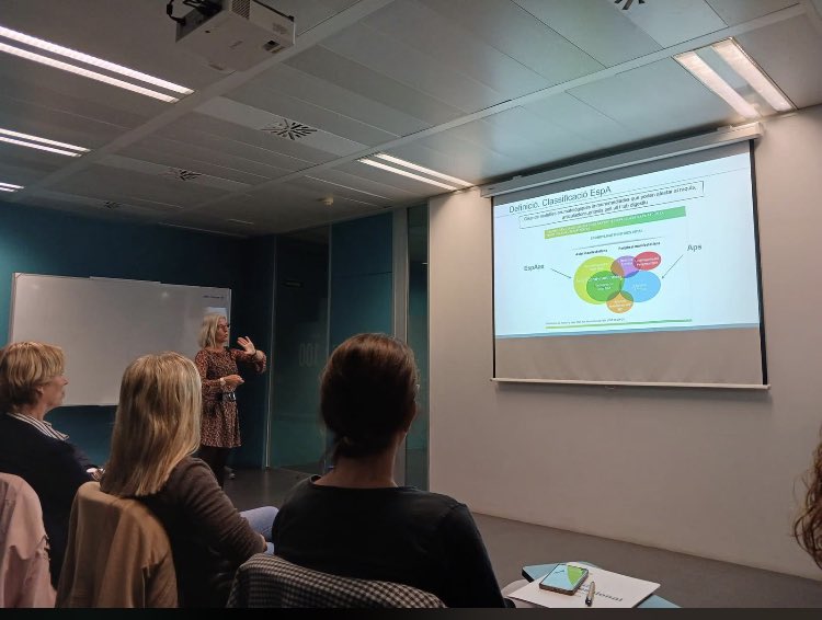 TonyiOrtega8's tweet photo. Felicidades Silvia Garcia, enfermera clínica reumatología CSI, por el I curso d enfermería reumatológica COIB! abriendo puertas https://t.co/Dp5hJ5QSnZ