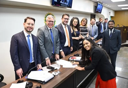 Metropoles's tweet photo. ➡️ OAB-DF cria Ouvidoria da Mulher após lei prever assédio como infração

Mayra Leão foi empossada como ouvidora da Mulher na OAB-DF nessa quinta-feira (10/11)

Leia na #ColunaGrandeAngular: https://t.co/eNGhpvSfU1 https://t.co/v427Xm3sHC