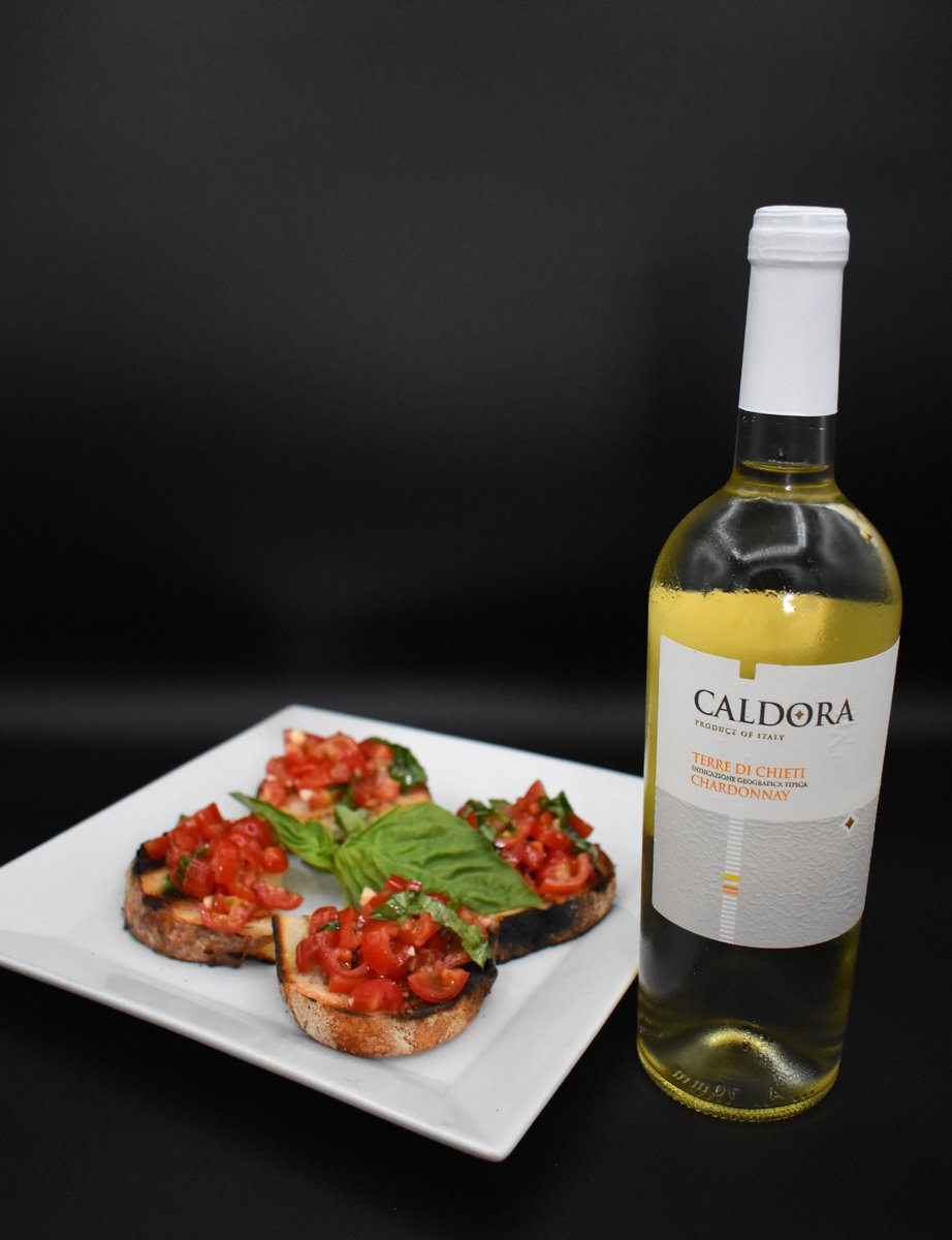 TratToscana's tweet photo. It's finally #Friday and that means it's time to kick off the weekend with us! 🎉 Join us for lunch or dinner this weekend 🤗 

#TGIF #livemusic #weekendvibes #italianfood #lunchtime #dinner #datenight #trattoriatoscana #italianrestaurant https://t.co/Q87XkQ0VGL