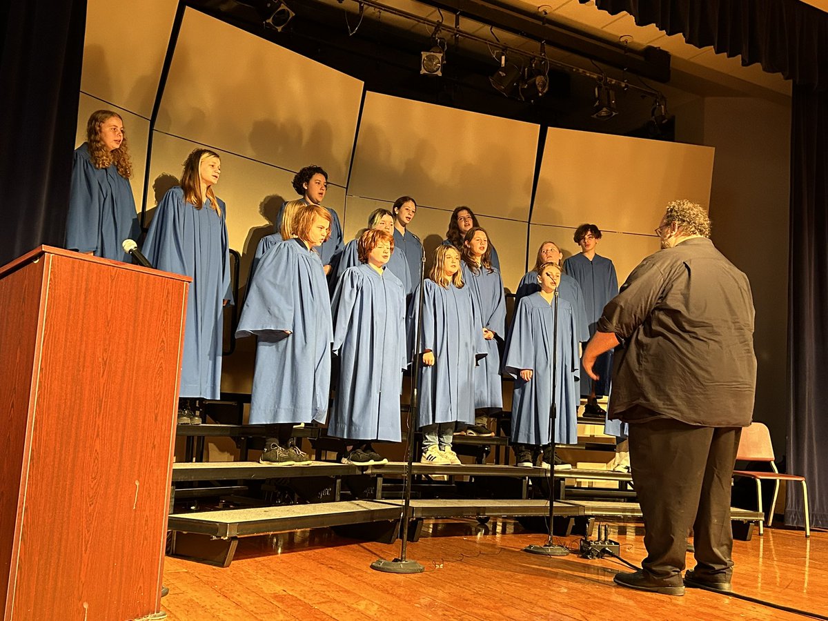DiscoWhipple's tweet photo. We honored Veteran's Day with an assembly. Thanks to our band and choir for their performances! https://t.co/pQxiNEsqlc