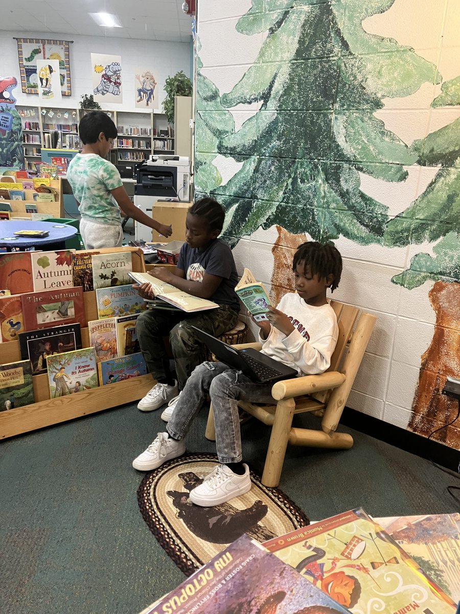EWlibrary50's tweet photo. Look at our Wildcats all comfy and enjoying their library books. #LifeintheW @kristi_lefevre https://t.co/bGEPob9wCl