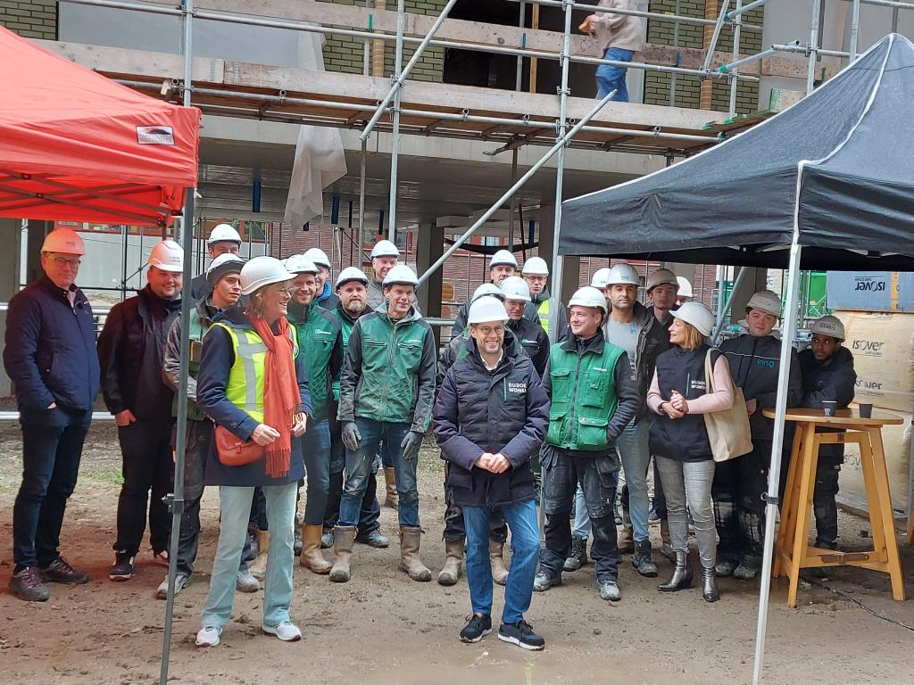 Vandaag vierde ik samen met Dudok Wonen het hoogste punt van Volente, het laatste gebouw van wijk Nieuw-Zuid. Er komen 108 woningen: 58 sociale huur, 30 rolstoeltoegankelijk, met zorg van Amaris, en 20 begeleid wonen voor jongeren. Dit is toch de droom van elke wethouder Wonen?!!