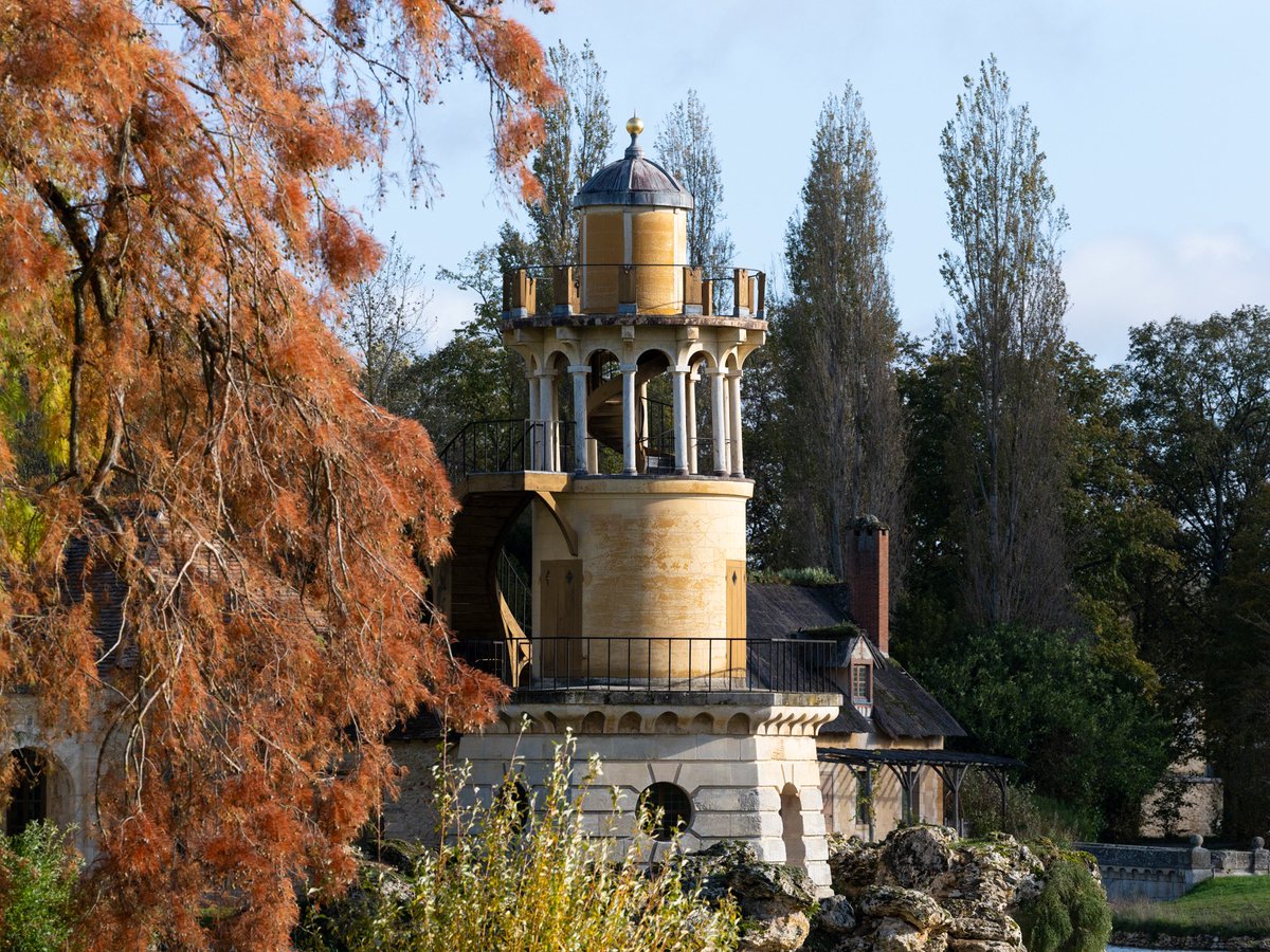 🇫🇷 🍂 Ce weekend, parcourez le domaine de Trianon. Promenez-vous dans le jardin anglais jusqu'au Hameau de la Reine. 🌎🍂 This weekend, explore the Estate of Trianon. Stroll through the English garden to the Queen's Hamlet.
