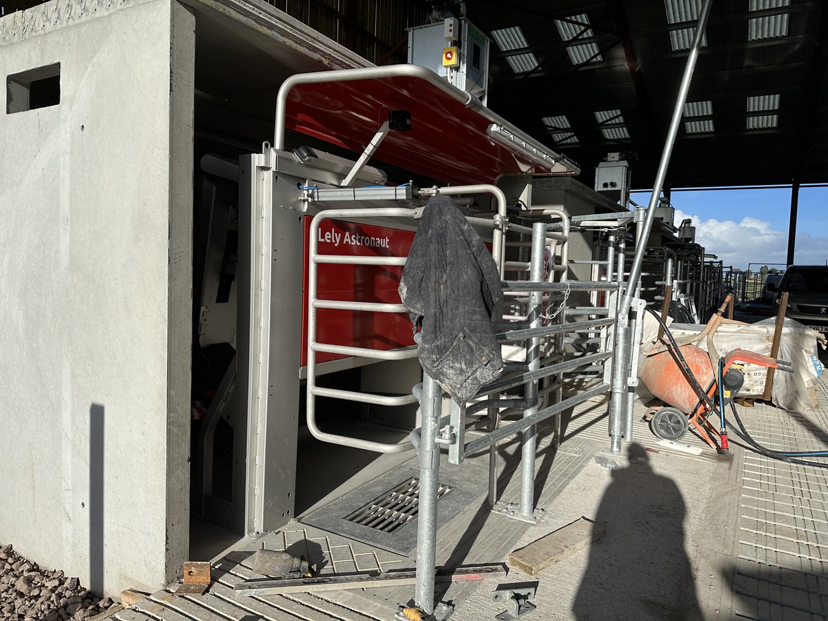 CowPlan's tweet photo. On Monday I visited a new installation - fitters have just started this 280 cow unit with robots.  Cows in first half this weekend. #grazingunit #selffeed @wilsonagri @LelyAtlantic https://t.co/7k3aARSaci