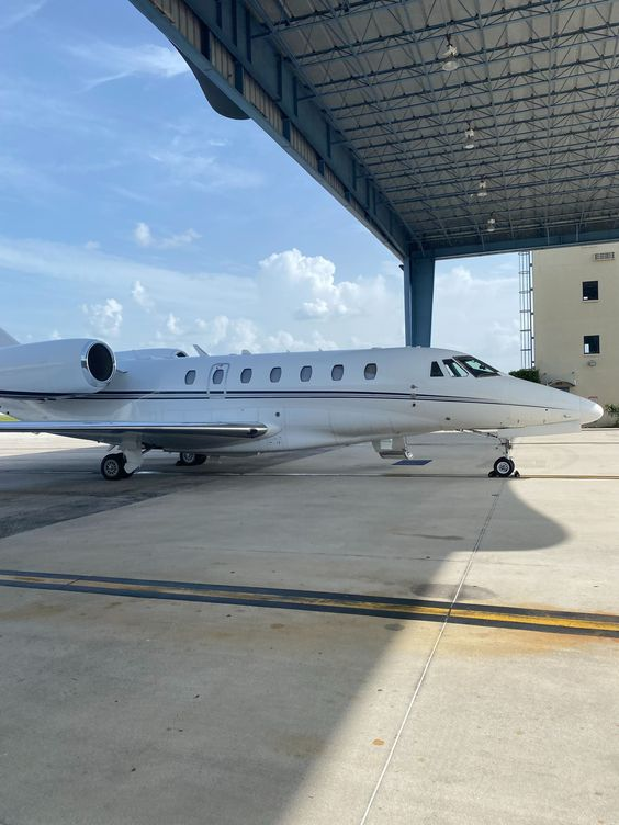 bender_qd's tweet image. Le monde se sépare en deux. 

Les rêveurs
Les bâtisseurs

D'un côté, vous avez un homme, qui passe son temps à penser. 
A imaginer des scénarios qui ne se produiront pas. 

Pourquoi ? 

Parce qu'il se trouve des excuses, justifiant ainsi tout ses manquements. 

"Pas besoin de…