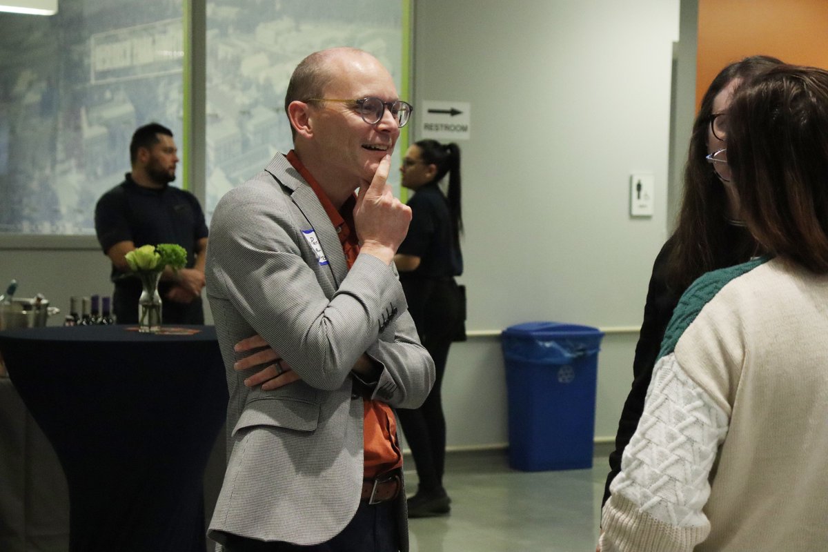UIResearchPark's tweet photo. Hosted by @CHCEDC, @gener8tor, and @UIResearchPark, last night's TechMix served as a hub for forging connections, engaging with pitches from the Illinois AgTech Accelerator, and highlighting the opportunities in AgTech in Champaign-Urbana.🌐

#CUtech #TechNetworking #AgTech https://t.co/uHc3uM8KDt