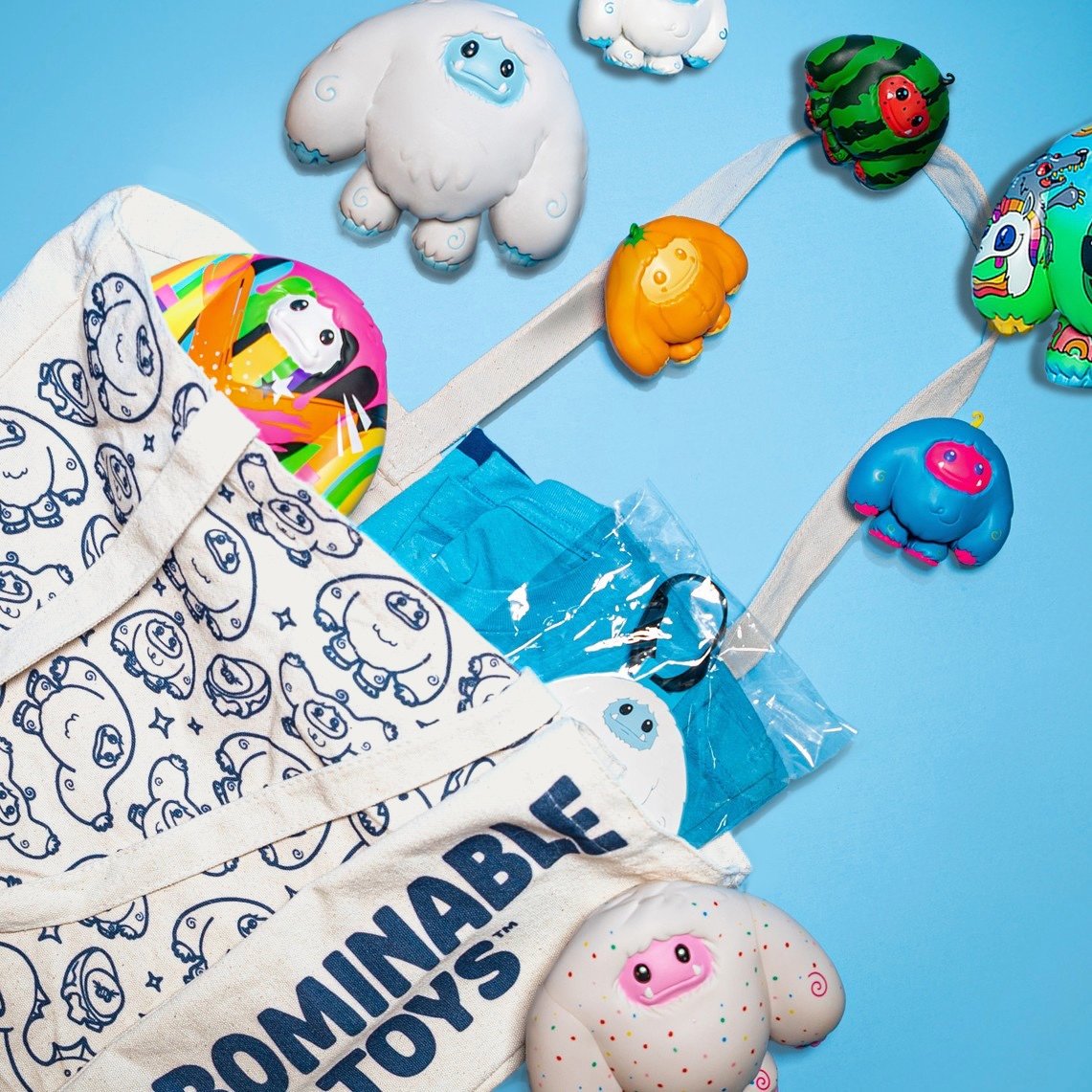 AbominableToys's tweet photo. Our first ever tote bags are available now on https://t.co/1n1xqJXgbU!
These high quality recycled canvas bags can comfortably fit up to 4 standard size Chomp boxes or 12 standard size Chomper boxes.
#chomp #chomper #swomp #mryolk #tote #totebag #canvas #abominabletoys https://t.co/nyhKE1bXZm