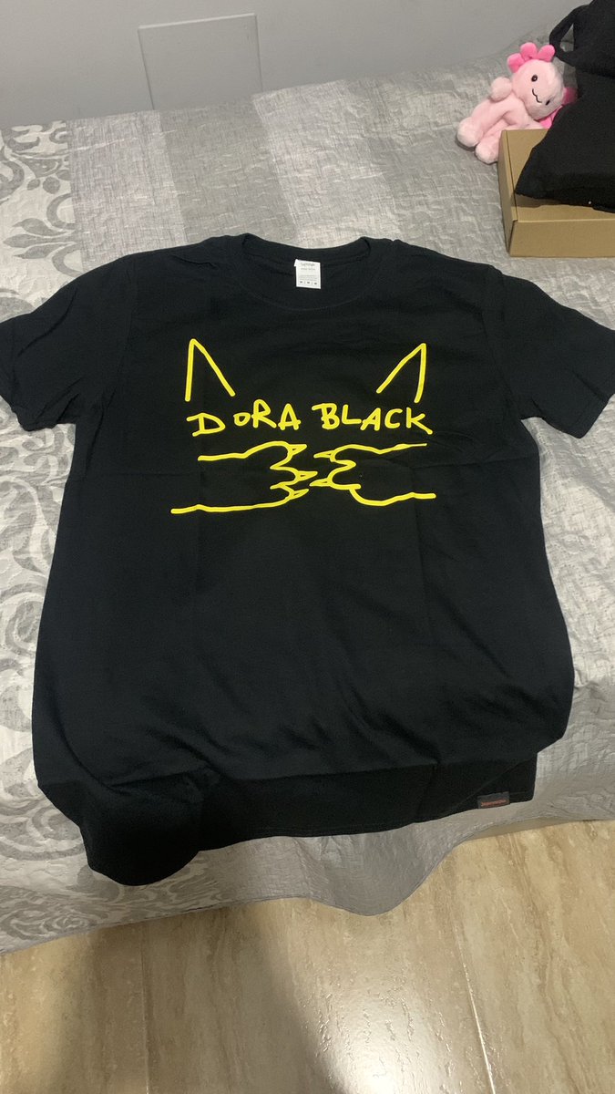 me ha regalado una camiseta de <a href="/pimpflaco/">PIMP</a> y <a href="/Kinder_____Malo/">Kinder Malo</a> , es la indicada💘