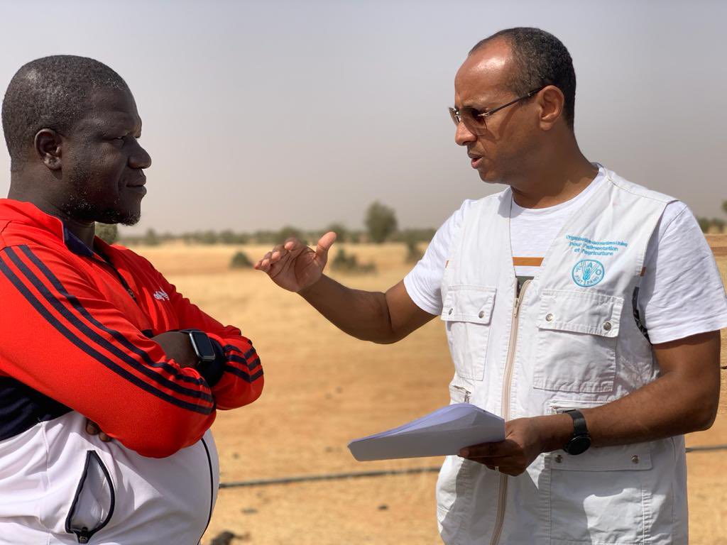FAOMauritania's tweet photo. Le technicien Terres et Eaux de #FAOSNE @AHGabaMaki continue sa visite des forages à Souvi dans la région du Guidimakha.@FAOMauritania veille à l’accès à l’eau des communautés grâce à l'appui de @UNPeacebuilding pour la mise en place de fermes agricoles communautaires intégrées. https://t.co/CuU3xUJfiL