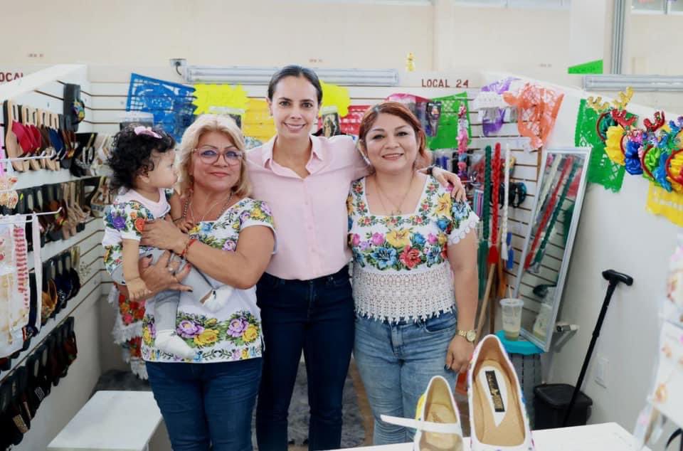 AytoCancun's tweet photo. Para fortalecer espacios dignos e impulsar la economía local, la Presidenta Municipal @anapatyp visitó el Mercado de la Unidad de la #SM101, una obra más de la transformación encabezada por nuestro Presidente @lopezobrador_ y la Gobernadora @MaraLezama . 1/2 https://t.co/A7dGQcsnUT