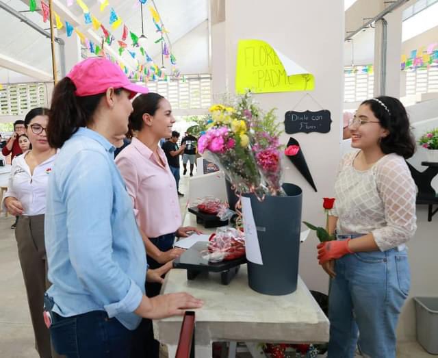 AytoCancun's tweet photo. Para fortalecer espacios dignos e impulsar la economía local, la Presidenta Municipal @anapatyp visitó el Mercado de la Unidad de la #SM101, una obra más de la transformación encabezada por nuestro Presidente @lopezobrador_ y la Gobernadora @MaraLezama . 1/2 https://t.co/A7dGQcsnUT