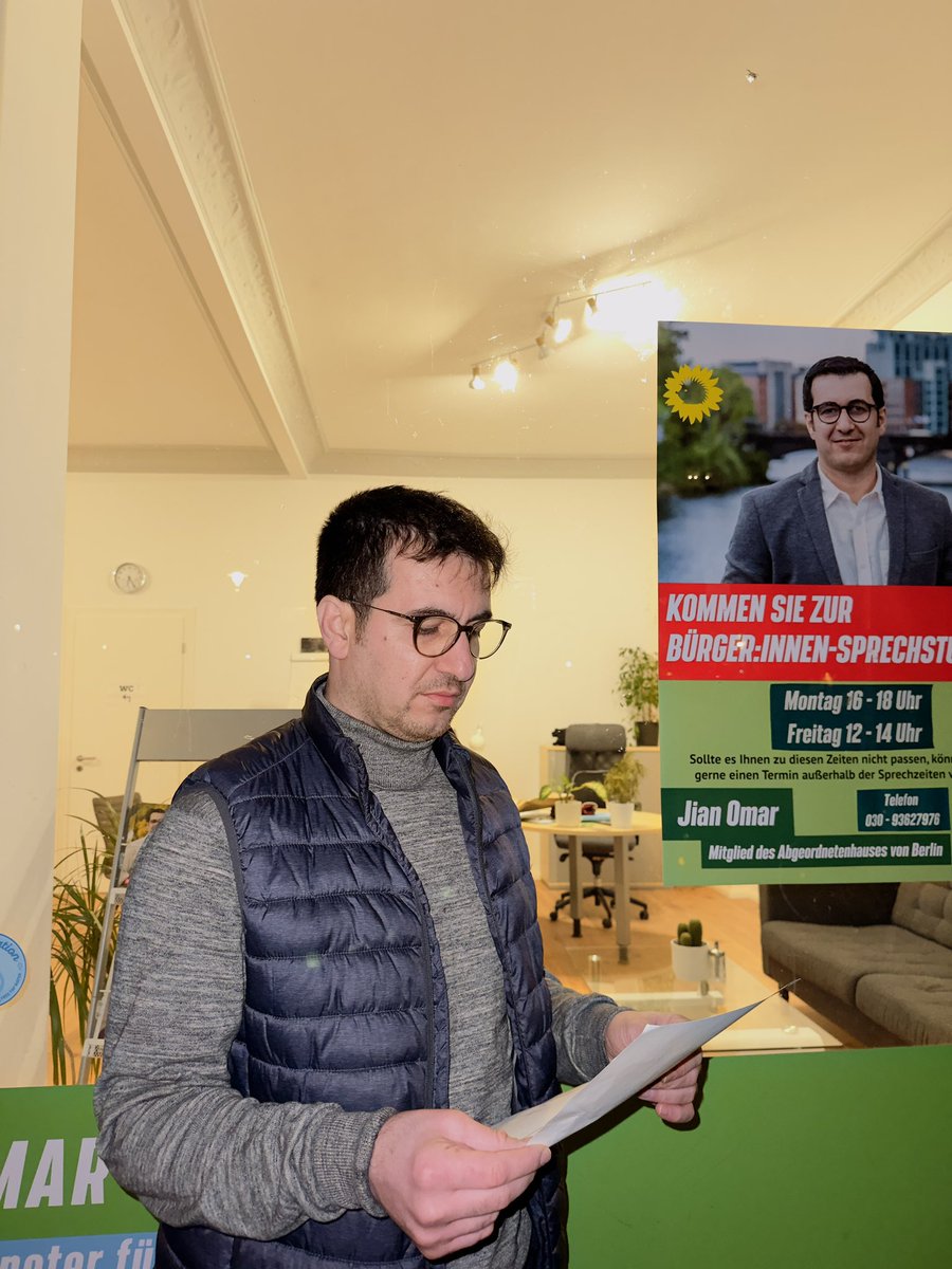 Heute Abend bin ich in meinem Wahlkreisbüro in #Moabit von einer Person mit einem Hammer attackiert  &amp; verbal mit den Worten „Du scheiß Ausländer, Leute wie Sie hat man früher in Gaskammer gesteckt“ angegriffen. Die Polizei war schnell Vorort 1/3
