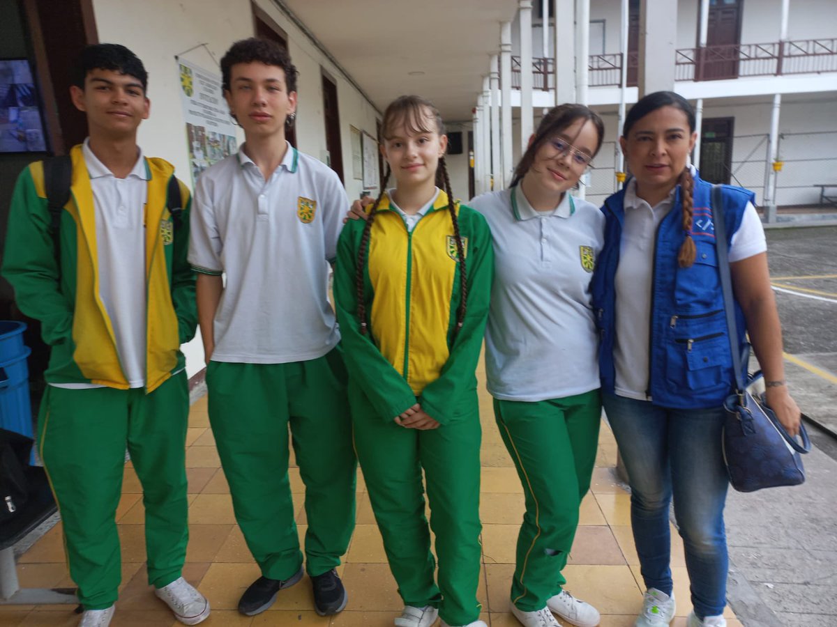 luisadelapavam's tweet photo. Nuestro equipo representante #IEGranColombiaManizales hoy en #CodingHubs @cobritish acompaña nuestra Docente @RosaMatallana👏👏👏
@leonidaslopezm @leonida84301474 @SecEducacionMz @elipacheca https://t.co/1YGbPbSP0b
