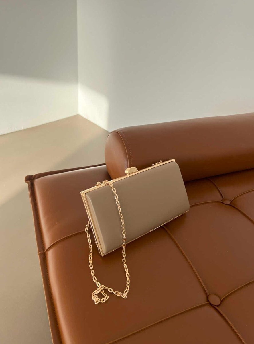 Belki gökten çanta yağdıramayız ama aranızdan 3 kişiye sürpriz çanta hediye edebiliriz 🎁 
Yapmanız gerekenler 🥳
-Bu tweeti Rtleyip bizi takip etmek… (yorum yapmak şansınızı arttırır.) 17 Kasımda açıklanır herkese bol şans ❤️