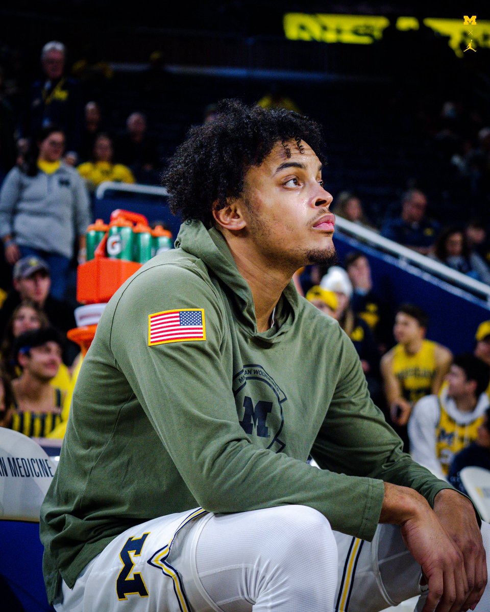 umichbball's tweet photo. Supporting our troops tonight 🇺🇸〽️
#MGoTroops https://t.co/zfENfvSvVR