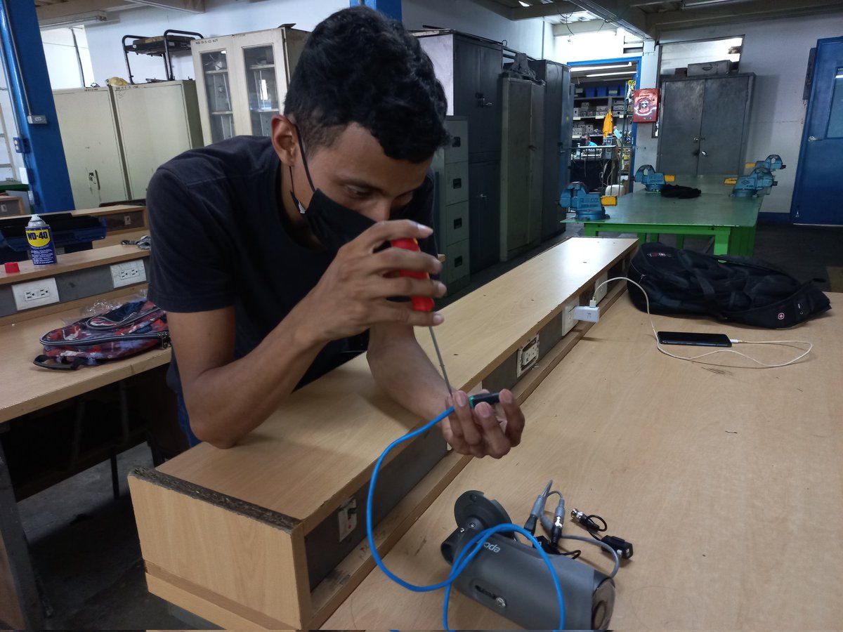 ¡Cámaras de Seguridad!👨‍💻🪛🎥
El uso de los equipos de prácticas permite que los estudiantes del Técnico General en Electrónica, en el Centro Tecnológico Cmdte. Hugo Chávez Frías puedan fortalecer sus habilidades prácticas, con la instalación de sistemas de seguridad electrónica.