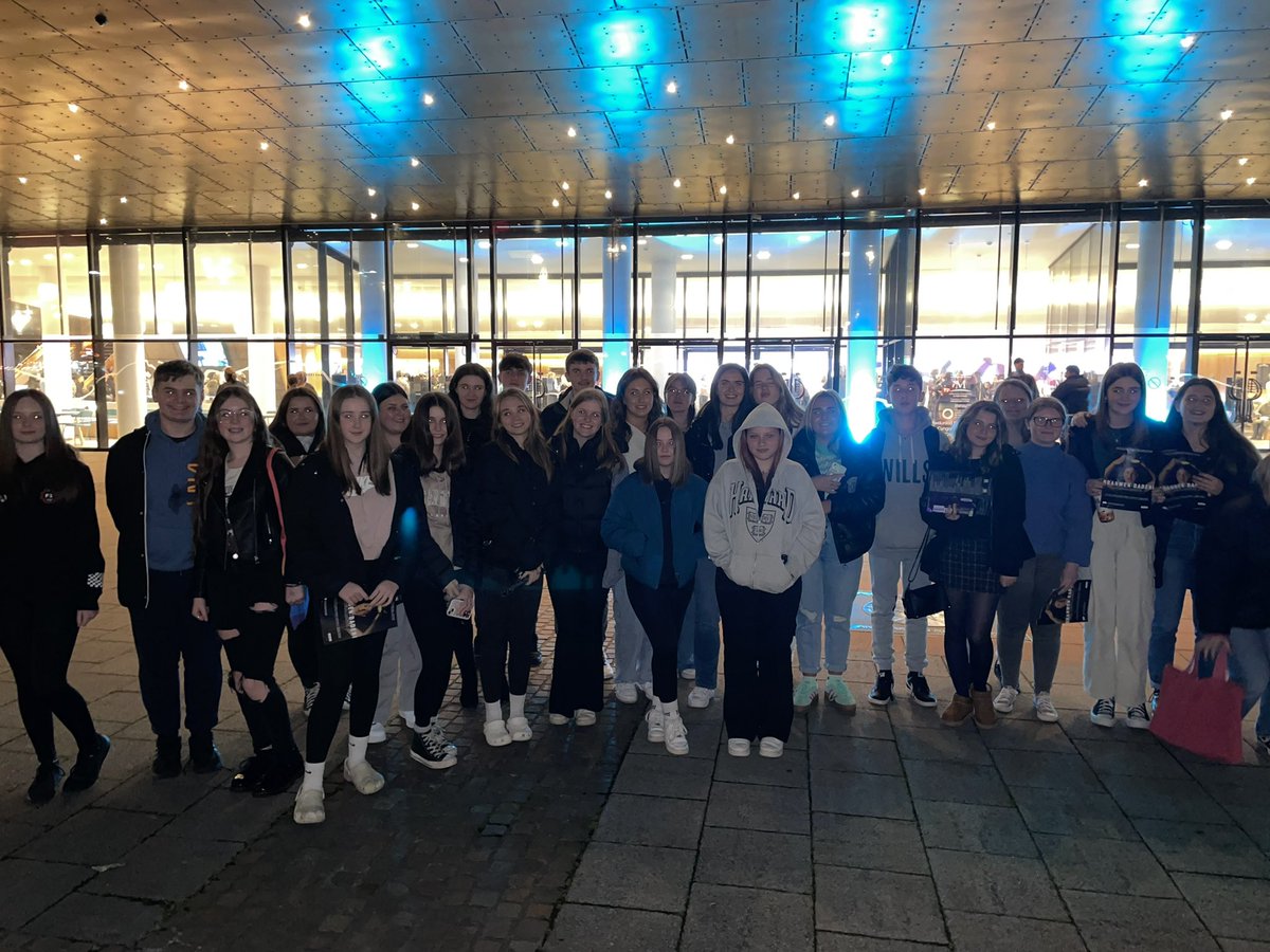 Disgyblion Yr Adran Ddrama wedi mwynhau’r wledd o adloniant heno wrth wylio ‘Branwen: Dadeni’ gan gwmni <a href="/CwmniFranWen/">Frân Wen</a> 

Llongyfarchiadau mawr i’r tîm cynhyrchu ac i’r actorion. Ein disgyblion wrth eu bodd yn gwylio cynhyrchiad mor safonol 🎭🎶

<a href="/YsgolYstalyfera/">Ystalyfera - Bro Dur</a>