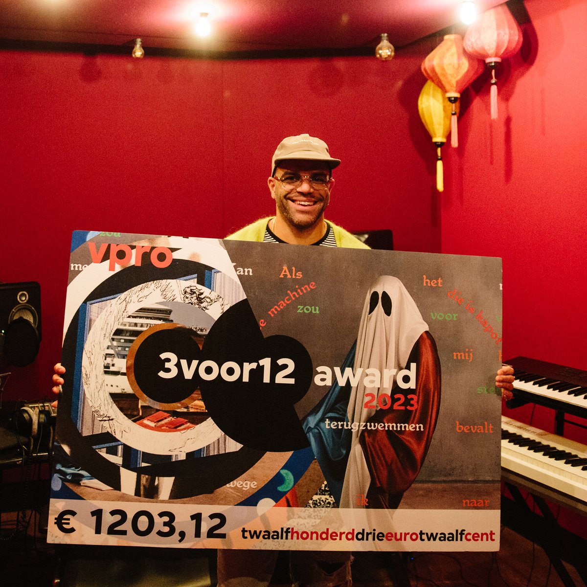 Sef maakte het allerbeste Nederlandse album van het jaar: met zijn album Ik Zou Voor Veel Kunnen Sterven Maar Niet Voor Een Vlag heeft hij de 3voor12 Award gewonnen! 3voor12.nl/award