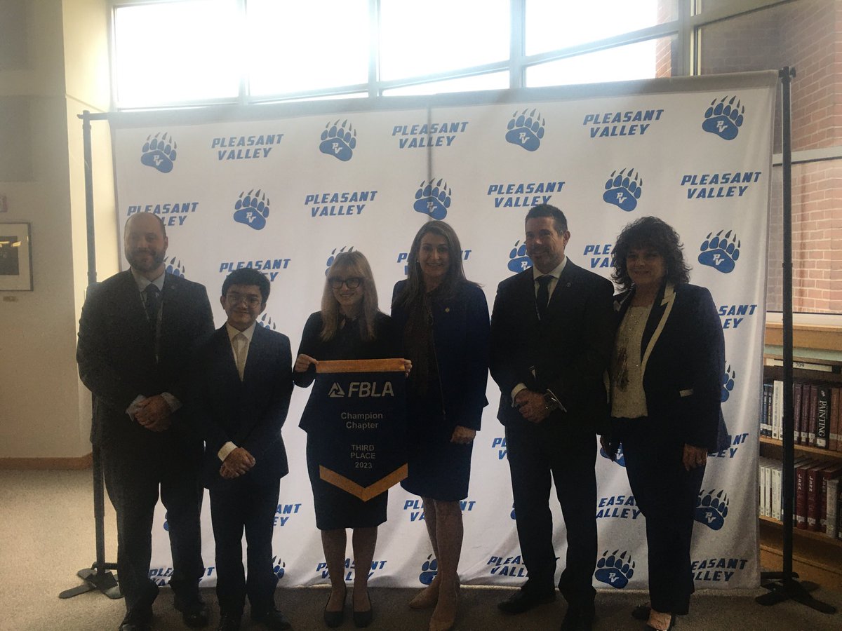 fblaadviserdh's tweet photo. FBLA Presents -PV Educator,Albert Miller,SpecialEd,PA Senator, RosemaryBrown,electrifying 7PVHS Econ,Bus,&amp; SpecEd classes abt the AmericanEnterpriseSys.Senator Brown captivatedPVstudents on how entrepreneurs,FreeEnterpriseSys-makeAmerica exceptional. #fbla ⁦@FBLA_National⁩ https://t.co/f2eKg0tG7Y