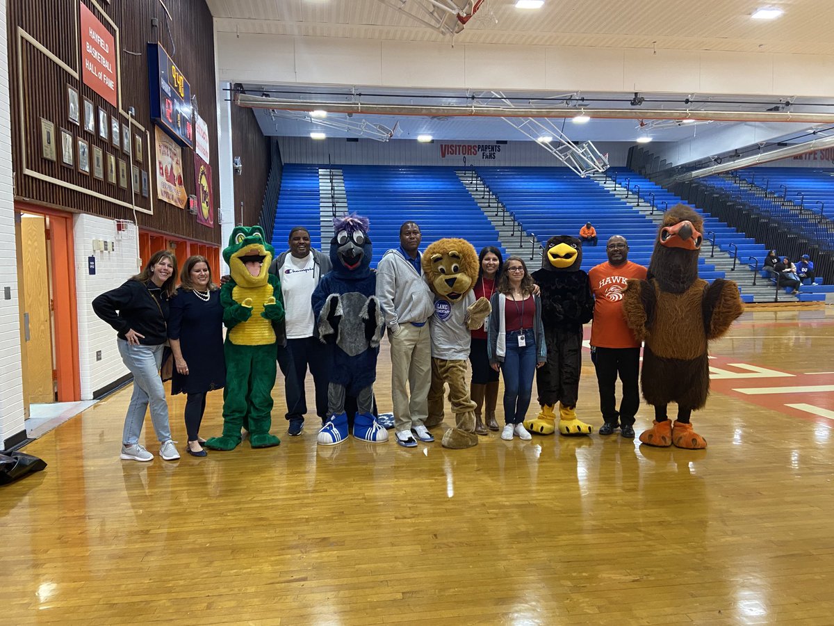#Hawkmadness hayfield pyramid mascots! ⁦<a href="/FCPSLaneES/">Lane Elementary</a>⁩