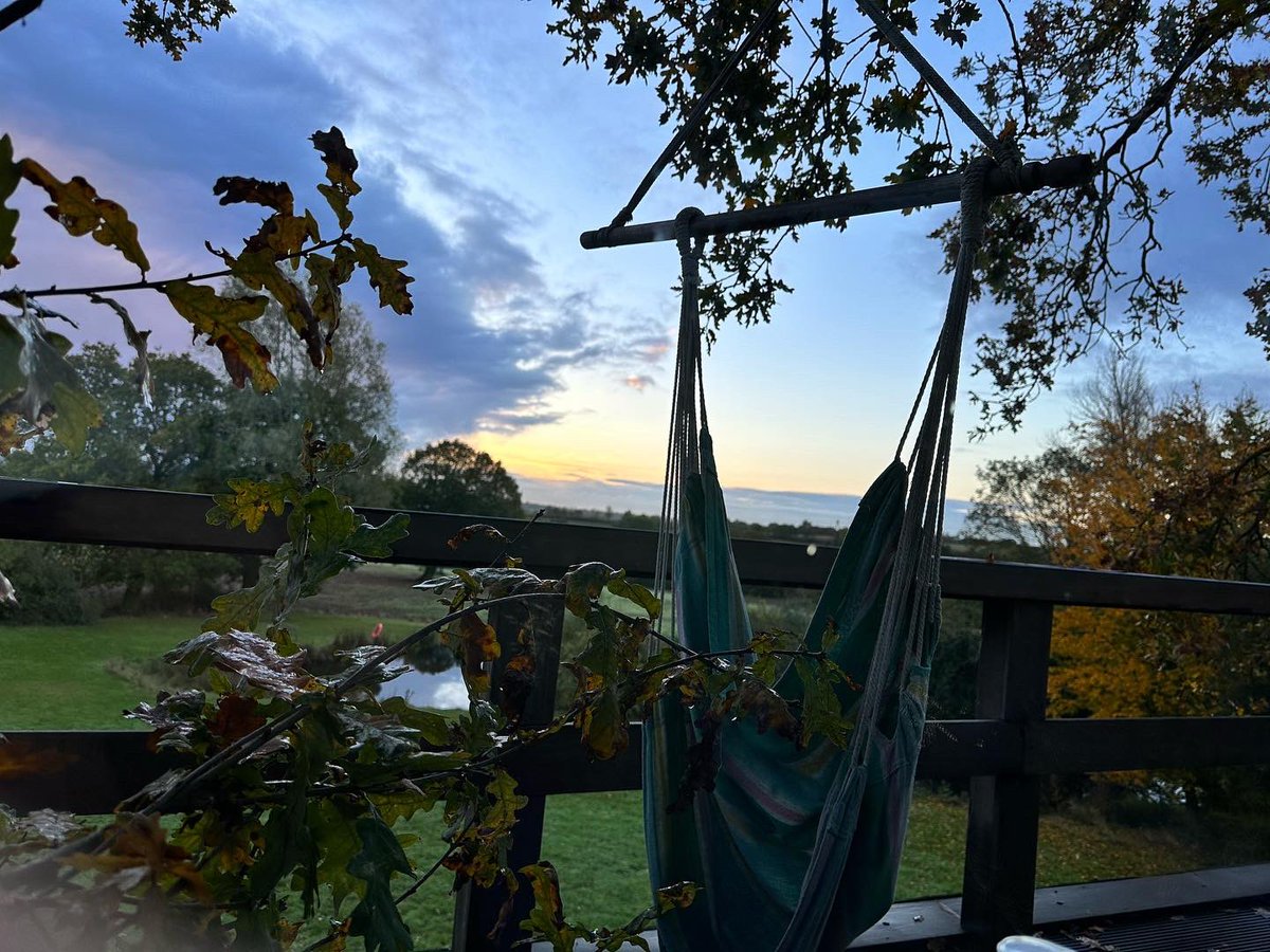 sometimeredhead's tweet image. I just got back from a lovely couple of nights break at Coleman’s Farm, Ongar staying in the Old Oak Treehouse. It was wonderfully relaxing and so peaceful! #Treehouse #ColemansFarm #OldOakTree #SelfCare #SoloTrip #Nature #NotAnAd #IPaidForThisTrip