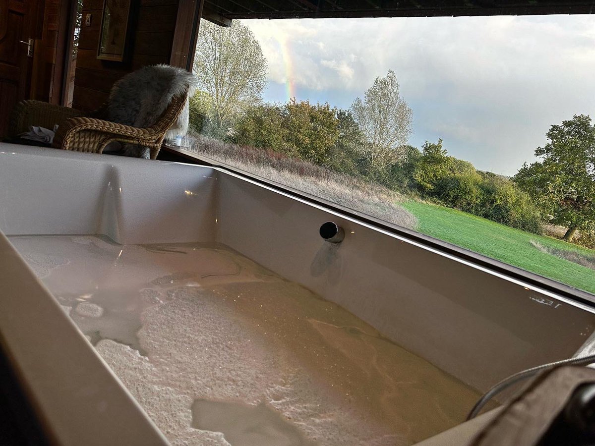 sometimeredhead's tweet image. I just got back from a lovely couple of nights break at Coleman’s Farm, Ongar staying in the Old Oak Treehouse. It was wonderfully relaxing and so peaceful! #Treehouse #ColemansFarm #OldOakTree #SelfCare #SoloTrip #Nature #NotAnAd #IPaidForThisTrip