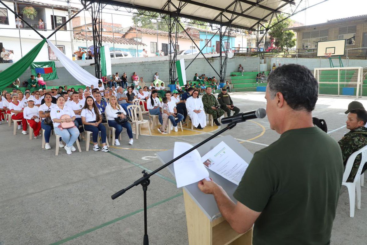GciaMunicipios's tweet photo. En📍#Ebéjico, estamos inmersos en #LaAlegríaDeServir 💚 para materializar sueños. Construimos #HogaresParaLaVida 🏠🔑, trazamos caminos de desarrollo en infraestructuras viales, deportivas y educativas, iluminando el camino hacia un futuro brillante con #AntioquiaLED💡. https://t.co/56OPad17IT
