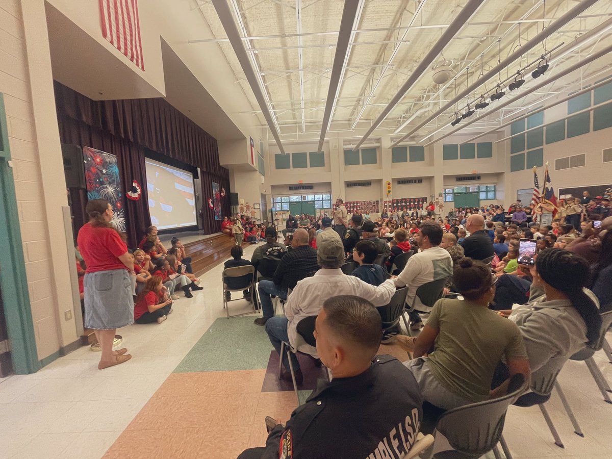 jcannonMBE's tweet photo. We are beyond thankful to our veterans today and every day @HumbleISD_MBE!❤️🇺🇸💙 
#shinealight     
#senditon     #mbeisfamily
#WeAreTheLight
#nextkidup
#HumbleISDFamily
@HumbleISD @HumbleISD_CBS https://t.co/cKzcSvhGas