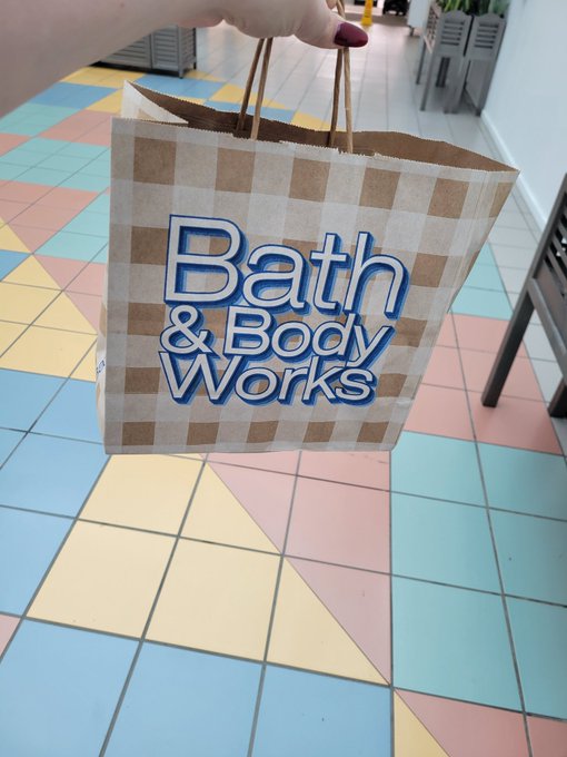 Reimburse my $60 candles and soaps like a good boy 😍 https://t.co/CuEiH76NVU<a href="/tag/dailydoseofdolly"class="tags"><span>#dailydoseofdolly</span></a>